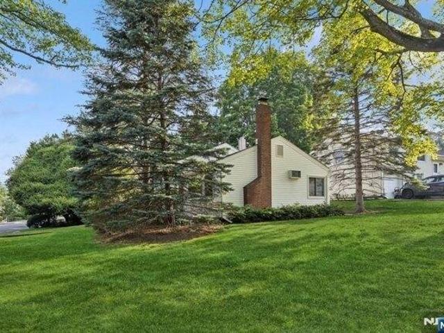 House for sale in Cresskill