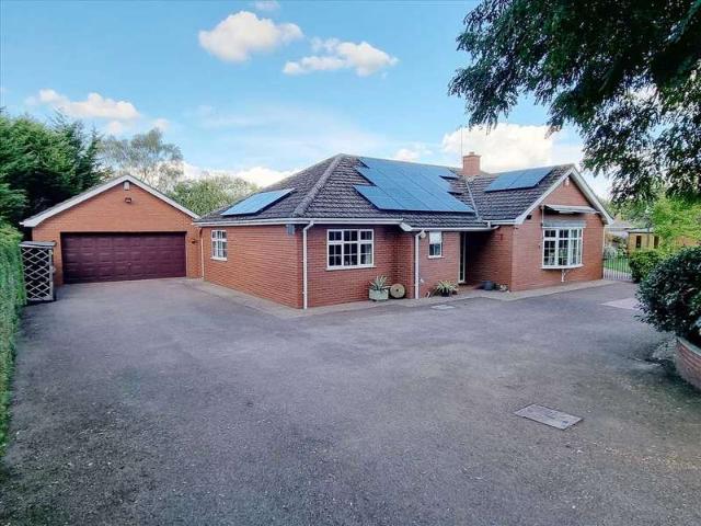 Bungalow for sale in Ruskington, North Kesteven