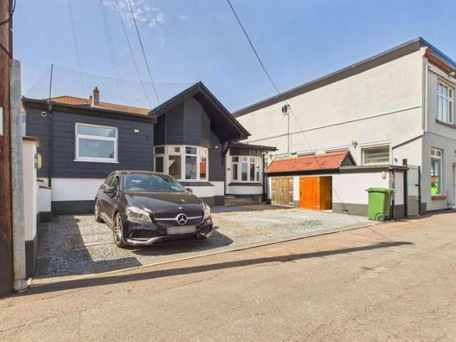 Bungalow for rent in Preston, Livermead