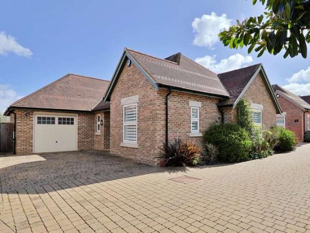 Bungalow for sale in Oakley, Merley
