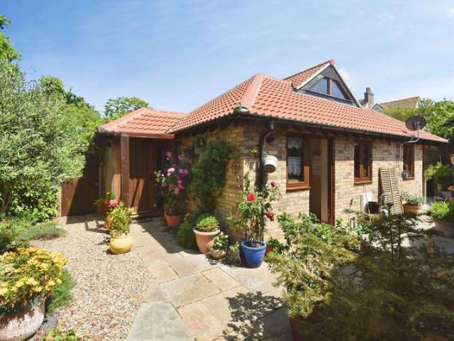 Bungalow for rent in Acol, Kent