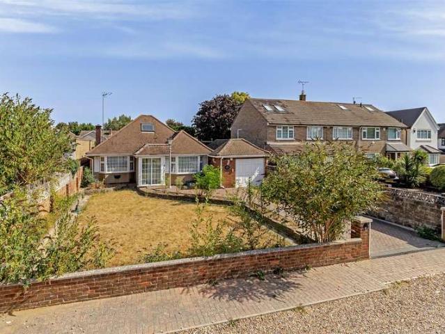 Bungalow for sale in How Wood, Five Acres