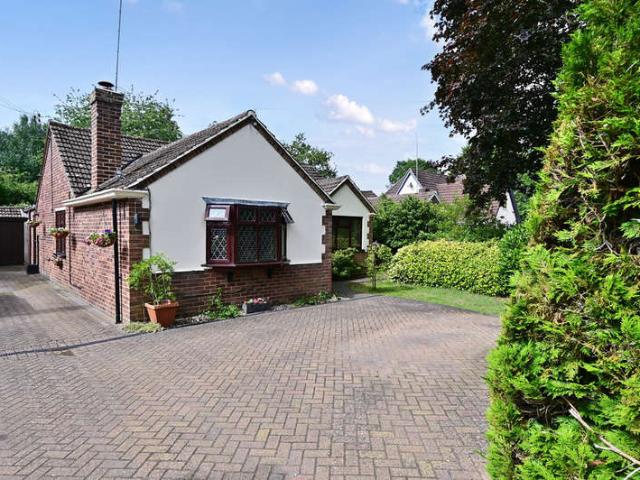 Bungalow for sale in Frogmore, Hart