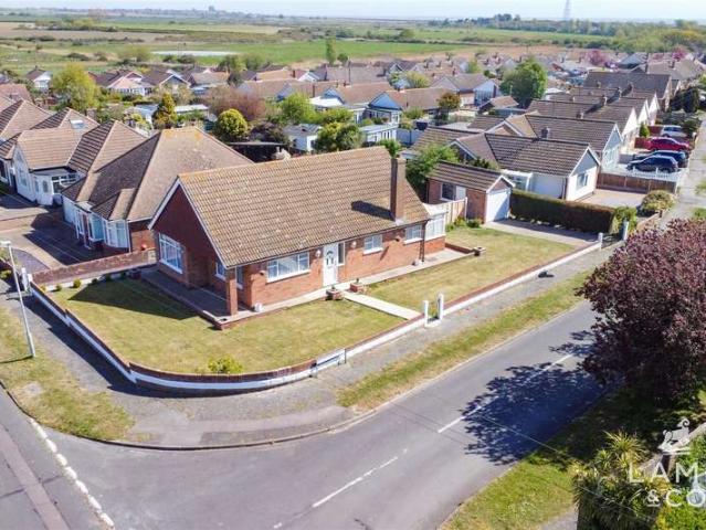 Bungalow for sale in Holland-on-Sea, Dale Hill