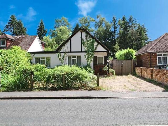 Bungalow for sale in Heol-las, Surrey