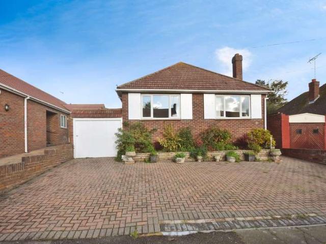 Bungalow for rent in Upton, Acol