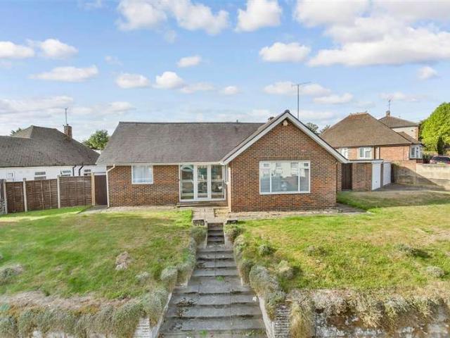 Bungalow for sale in Luton, Chatham