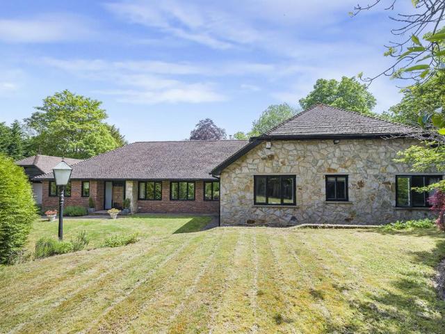 Bungalow for sale in The Butts, Kent