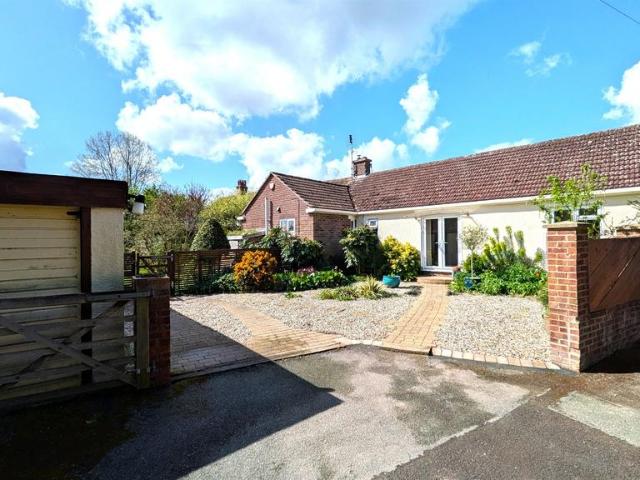 Bungalow for sale in Chipping Hill, Essex