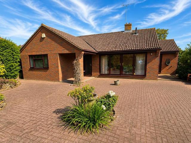 Bungalow for sale in Rushden