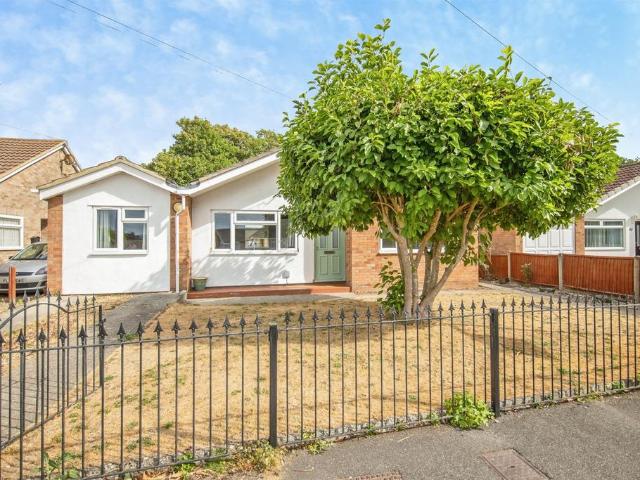 Bungalow for sale in Sudbury, Chelmondiston