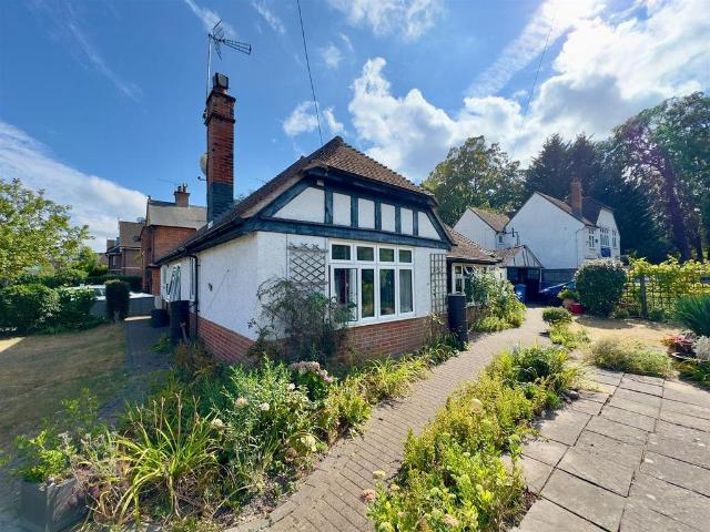 Bungalow for sale in Fleet, Hart