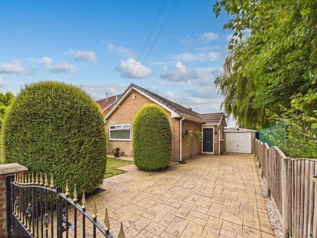 Bungalow for sale in Ellenbrook, Salford