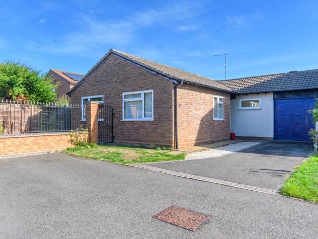 Bungalow for sale in Myton Park, Warwick