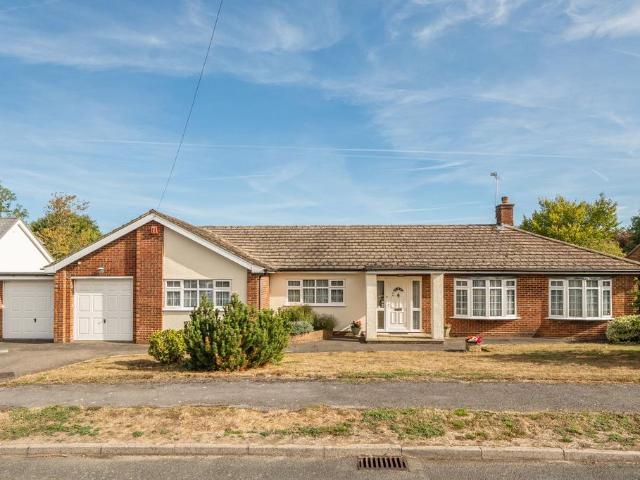 Bungalow for sale in Ashtead Park, Pachesham Park