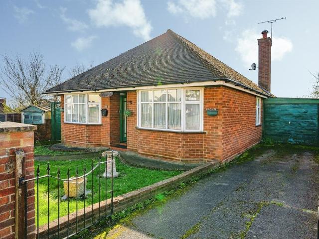 Bungalow for sale in Bennetts End, Pouchen End