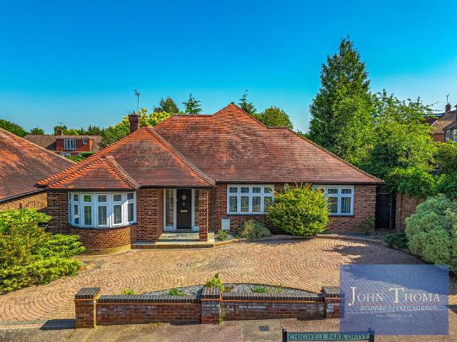Bungalow for sale in Chigwell, Epping