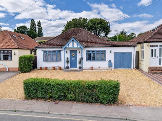 Bungalow for sale in Ivy Chimneys, Epping