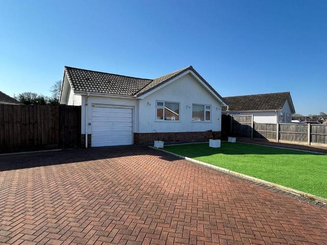 Bungalow for sale in Oakley, Merley