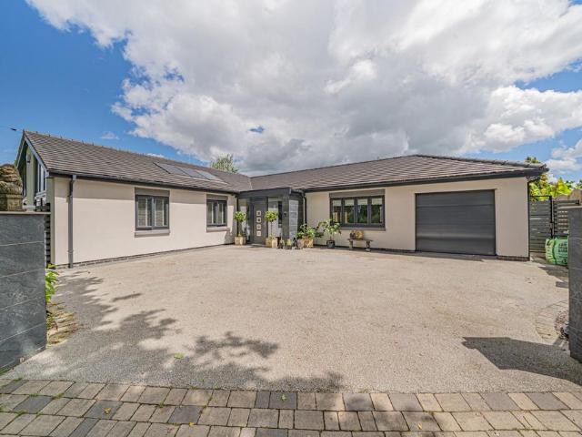 Bungalow for sale in Alderminster, Warwickshire