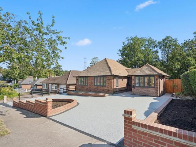 Bungalow for sale in Batchworth