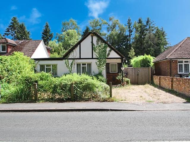 Bungalow for sale in Heol-las, Surrey
