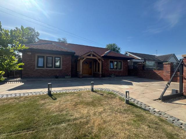 Bungalow for sale in Roe Green, Salford