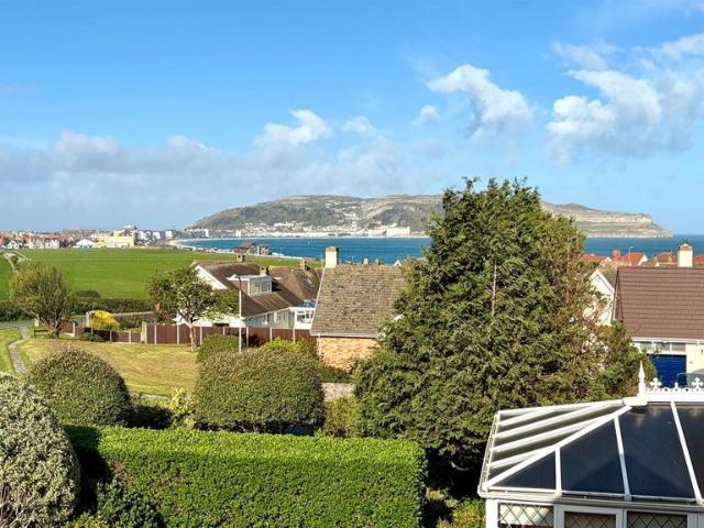 Bungalow for sale in Craigside, Wales