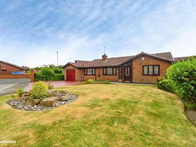 Bungalow for sale in Ellenbrook, Salford