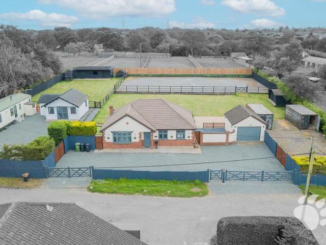 Bungalow for sale in Bowers Gifford and North Benfleet, Bowers Gifford