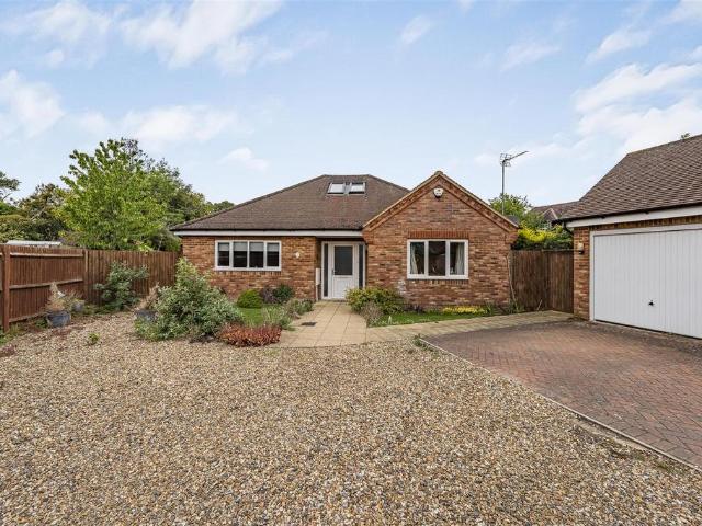 Bungalow for sale in How Wood, Five Acres