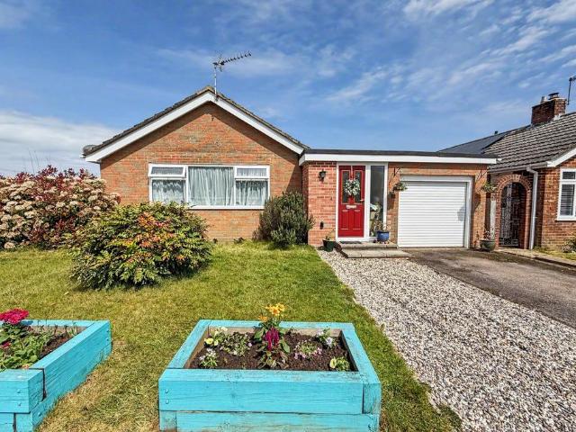 Bungalow for sale in Oakley, Merley