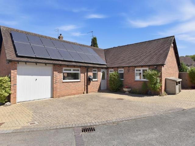 Bungalow for sale in Alderminster, Warwickshire