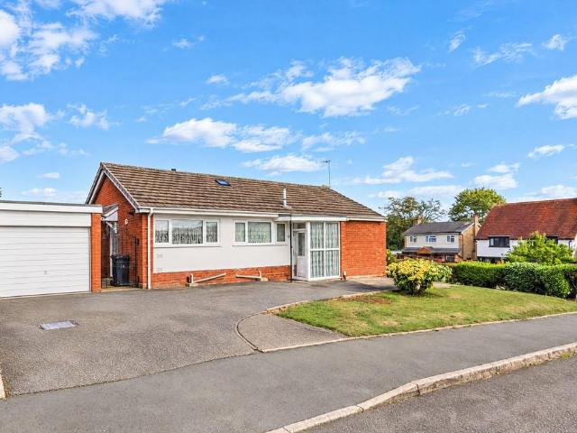 Bungalow for sale in Whitnash, Warwick