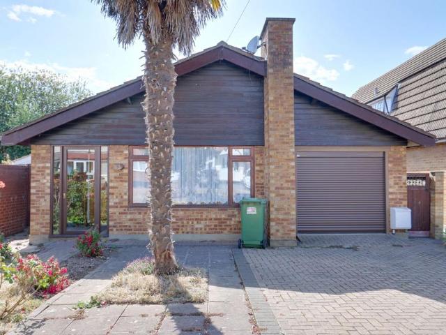 Bungalow for sale in Rainham, Greater London