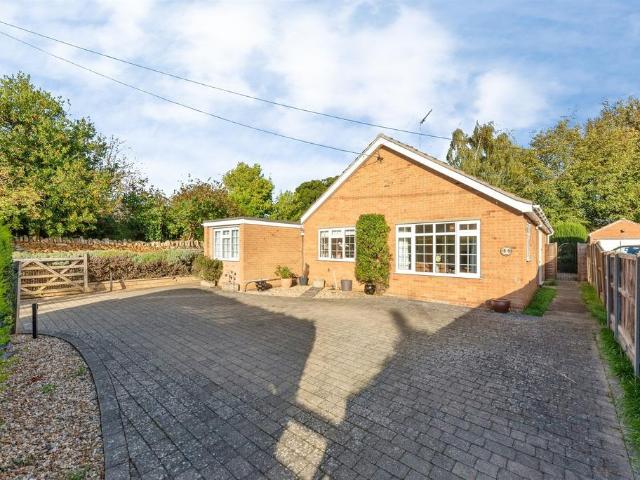 Bungalow for sale in Caythorpe, South Kesteven