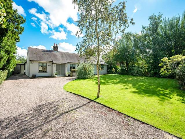 Bungalow for sale in High Legh