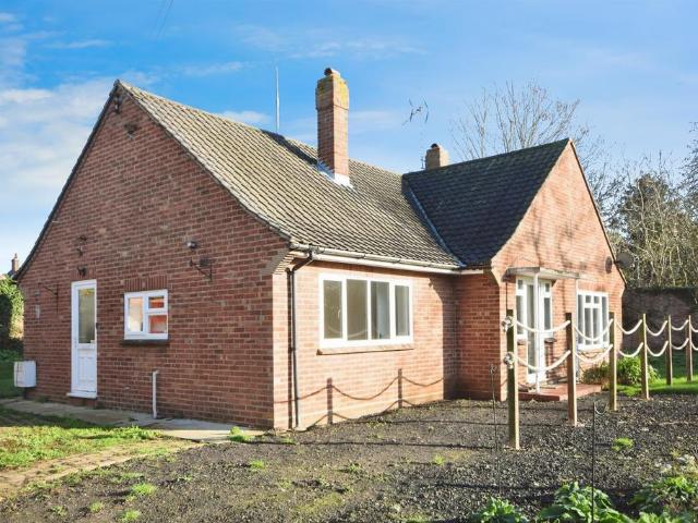 Bungalow for sale in Chipping Hill, Essex