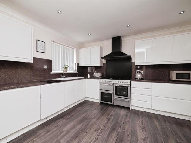 Bungalow for sale in Kingswood, Hull