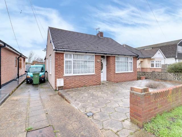 Bungalow for sale in Rainham, Greater London