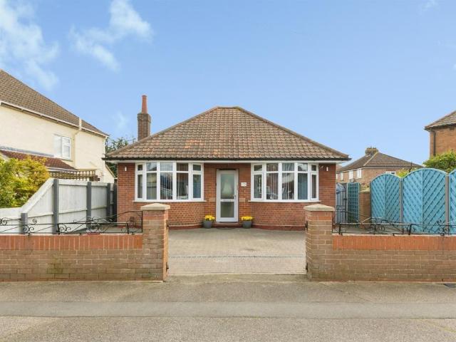 Bungalow for sale in Key Street, Suffolk