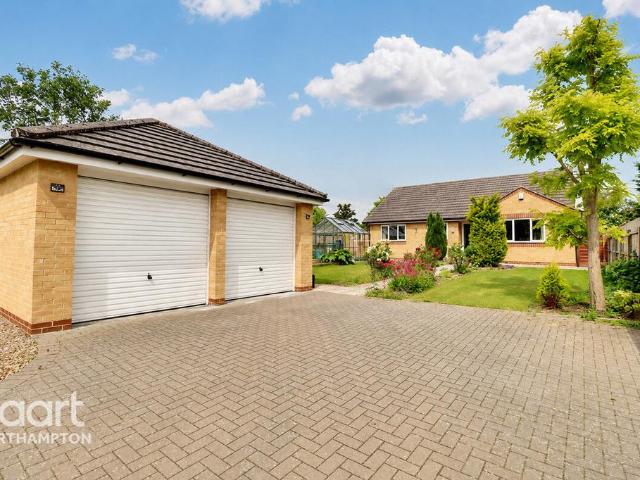 Bungalow for sale in Northampton, Northamptonshire