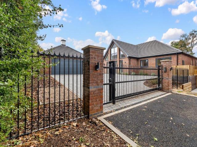 Bungalow for sale in Alderminster, Warwickshire