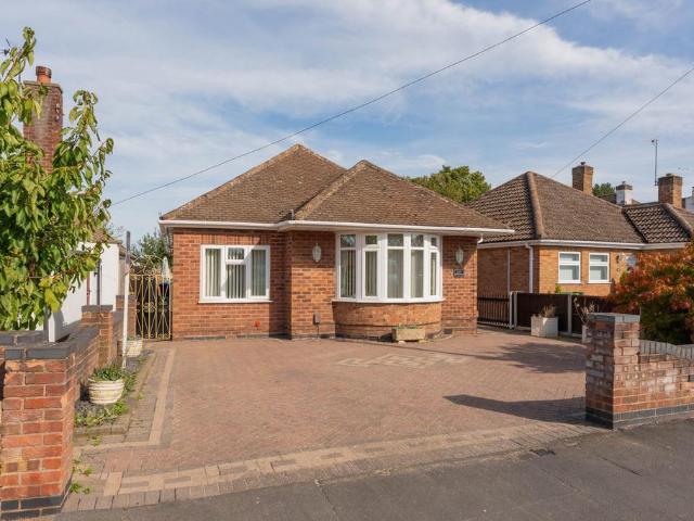 Bungalow for sale in Whitnash, Green Close