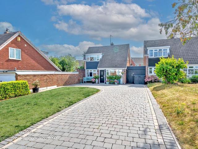 Bungalow for sale in Landywood, Great Chatwell