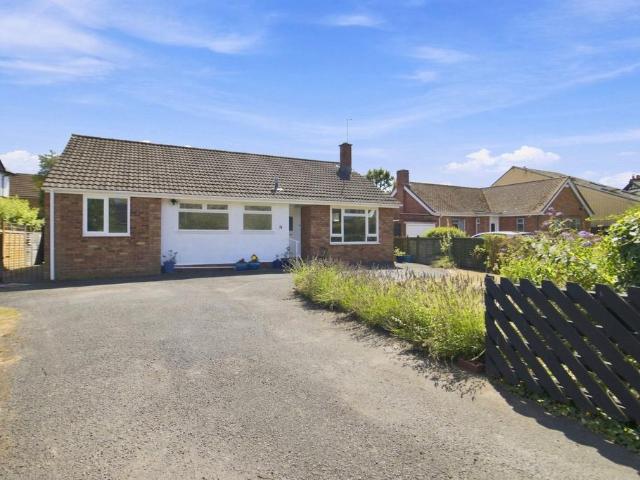 Bungalow for sale in Barnard's Green, Forthampton