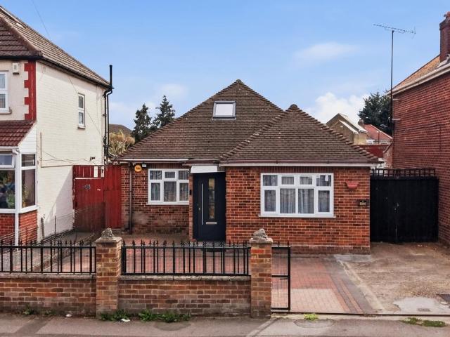 Bungalow for sale in London Borough of Hounslow, Feltham