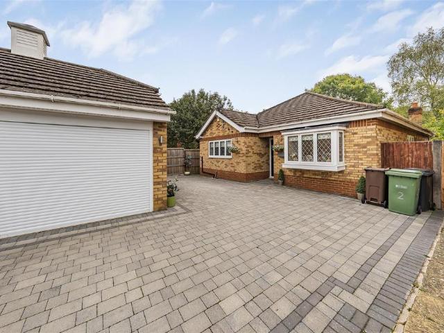 Bungalow for sale in How Wood, Five Acres