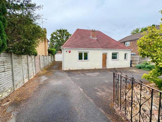 Bungalow for sale in Fleet, Hart