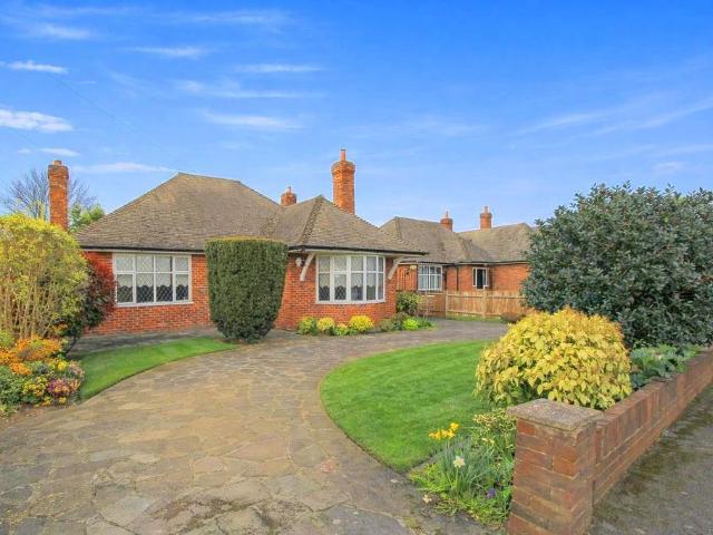 Bungalow for sale in Carshalton Beeches, Greater London